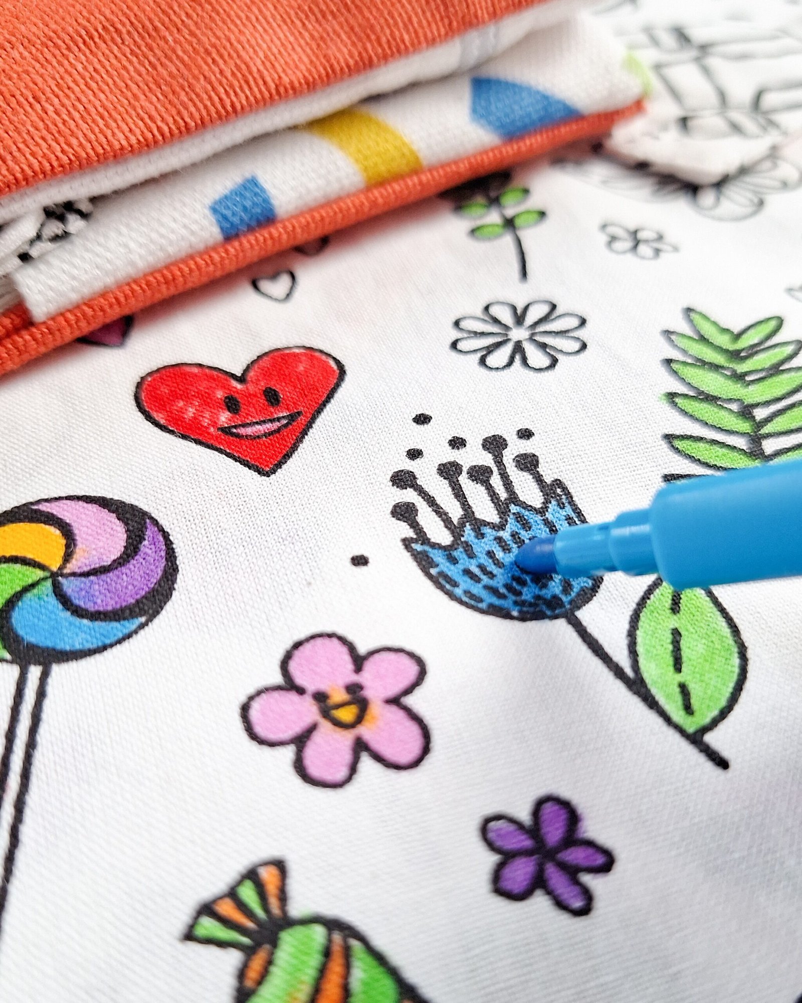 Foglio in tessuti da colorare con pennarelli lavabili