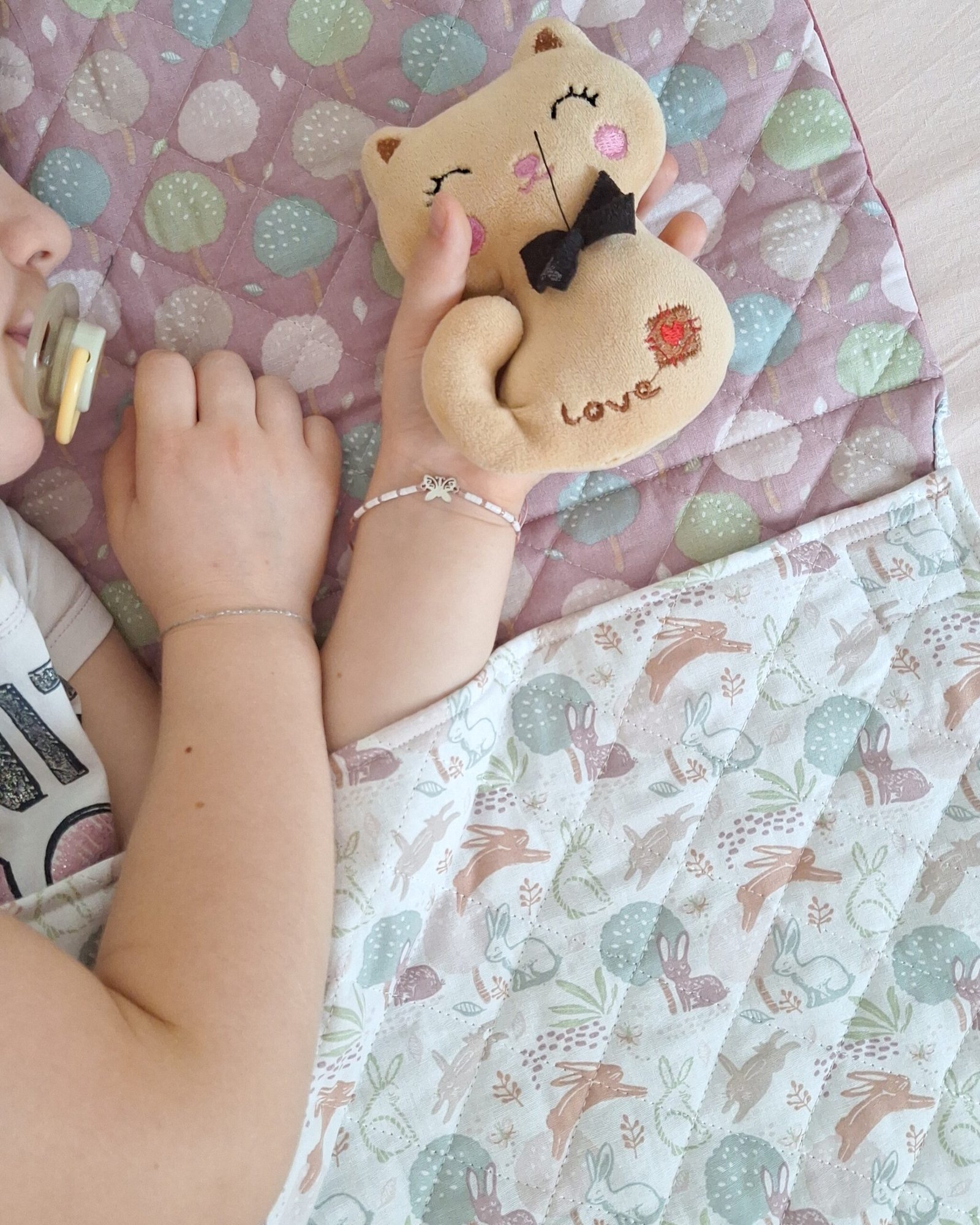 sacco nanna per asilo conigli rosa illustrazione