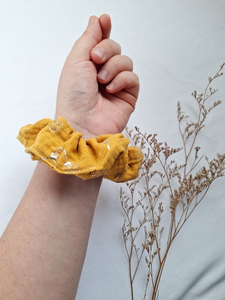 Scrunchies per capelli senape fiori